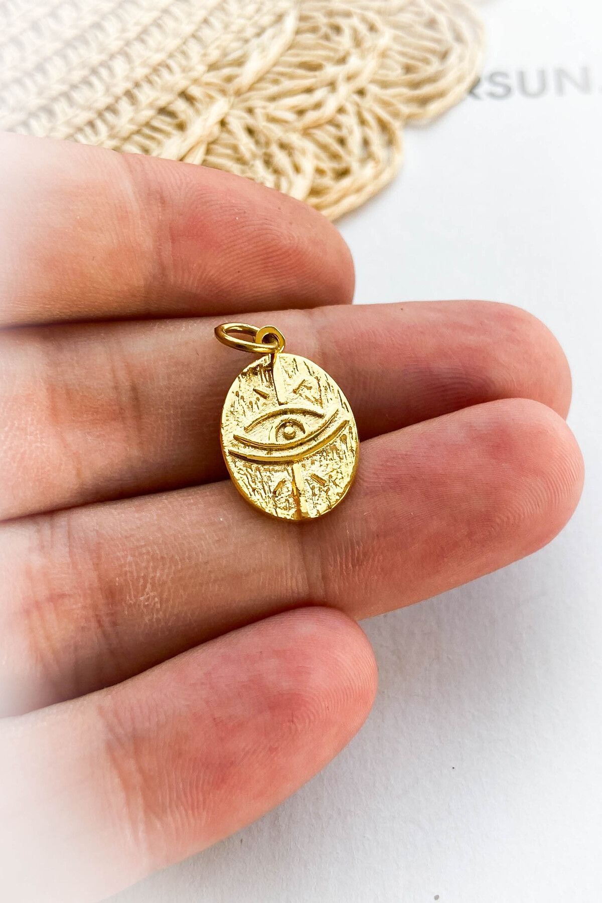 Göz İşlemeli Madalyon Model Altın Kaplama Kolye Ucu