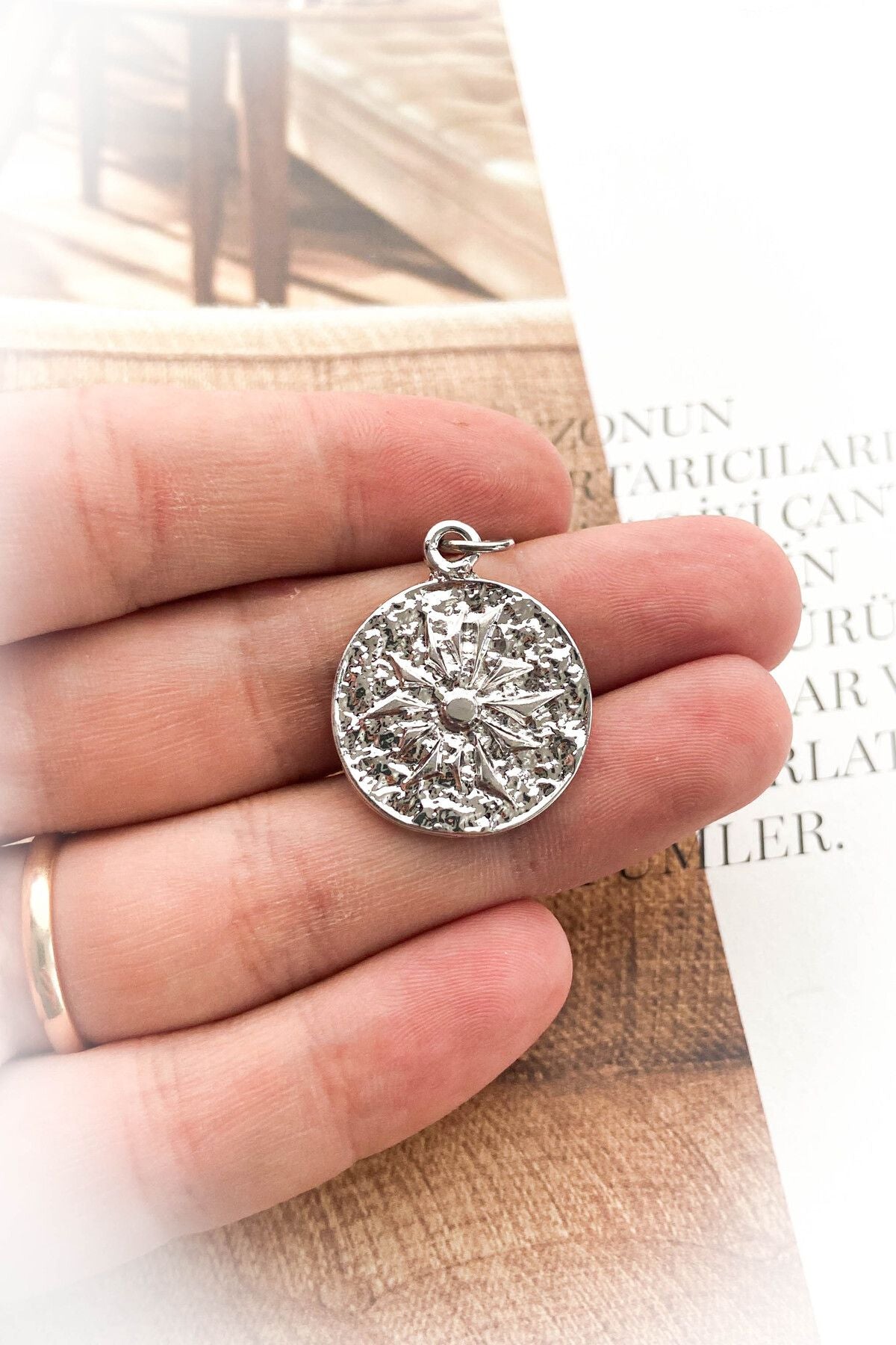 Rodyum Kaplama Figürlü Madalyon Kolye Ucu