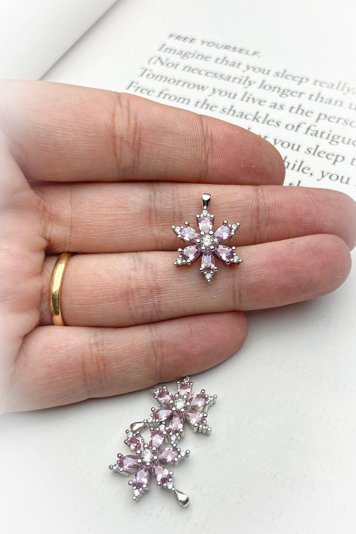 Zirkon Taşlı Lotus Kolye Ucu, Rodyum Kaplama