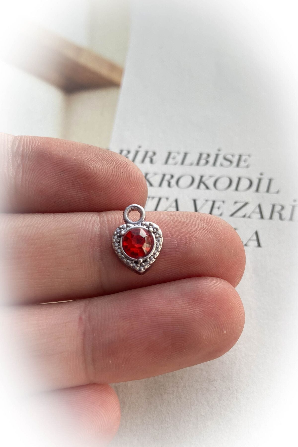 Mini Taşlı Kalp Kolye Ucu / Kırmızı Taş / Rodyum Kaplama