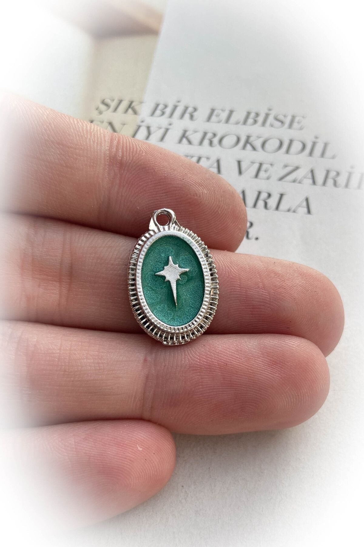 Mineli Elips Kuzey Yıldızı Kolye Ucu / Yeşil / Rodyum Kaplama
