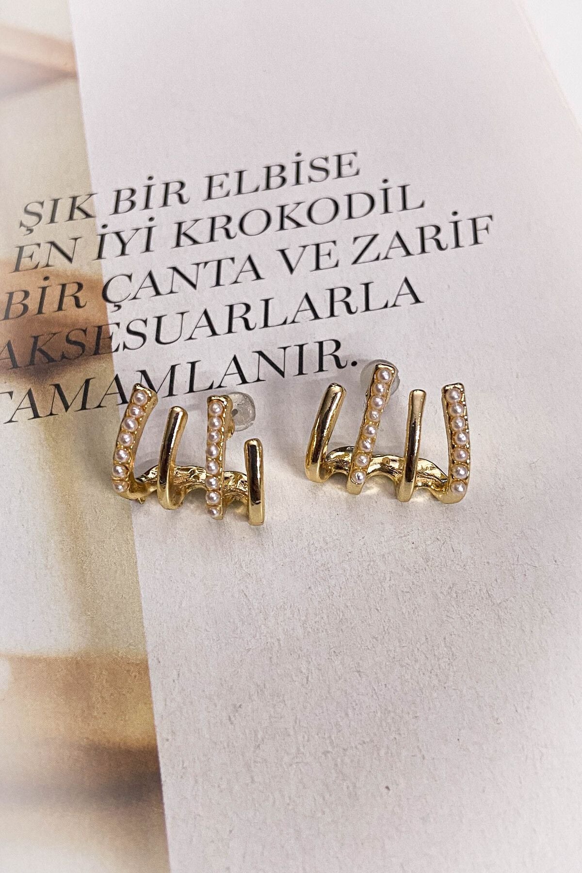Çoklu Görünümlü İnci Detaylı Altın Kaplama Küpe
