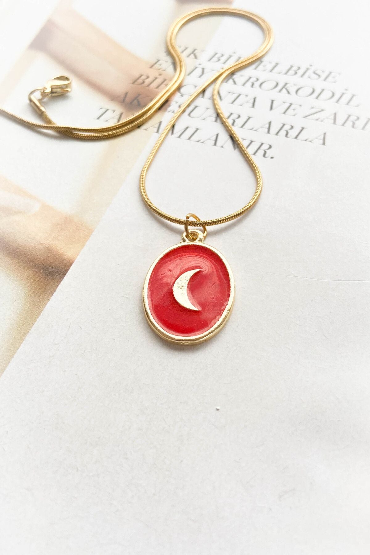 Çelik Altın Renk Mineli Madalyon Model Ay Figürlü Kolye 4 Farklı Renk Seçeneği