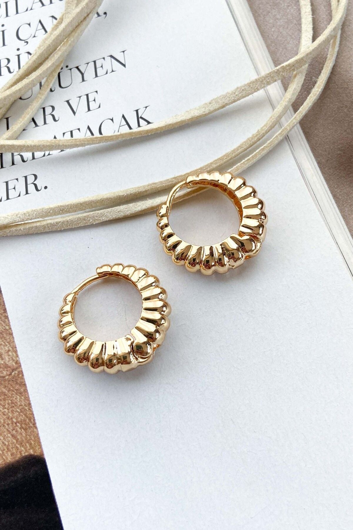 Çelik Altın Renk Bombeli  Kararmaz Halka Küpe