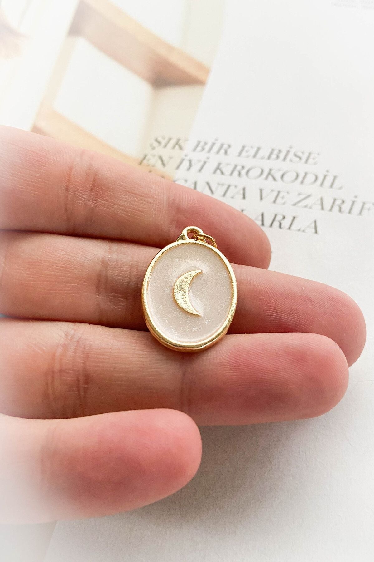Altın Kaplama Mineli Madalyon Model Ay Figürlü Kolye Ucu 4 Farklı Renk Seçeneği