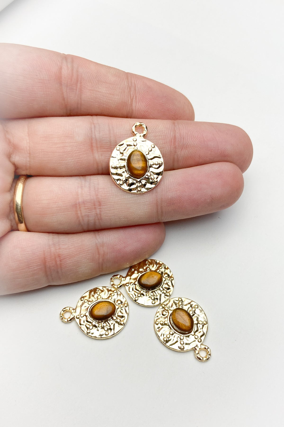 Kahverengi Doğal Taşlı Oval Kabartmalı Kolye Ucu, Altın Kaplama Kaplangözü Kolye Ucu