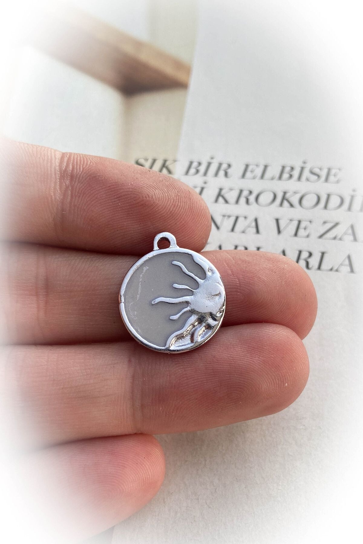 Rodyum Kaplama Madalyon Mineli Güneş Model Kolye Ucu