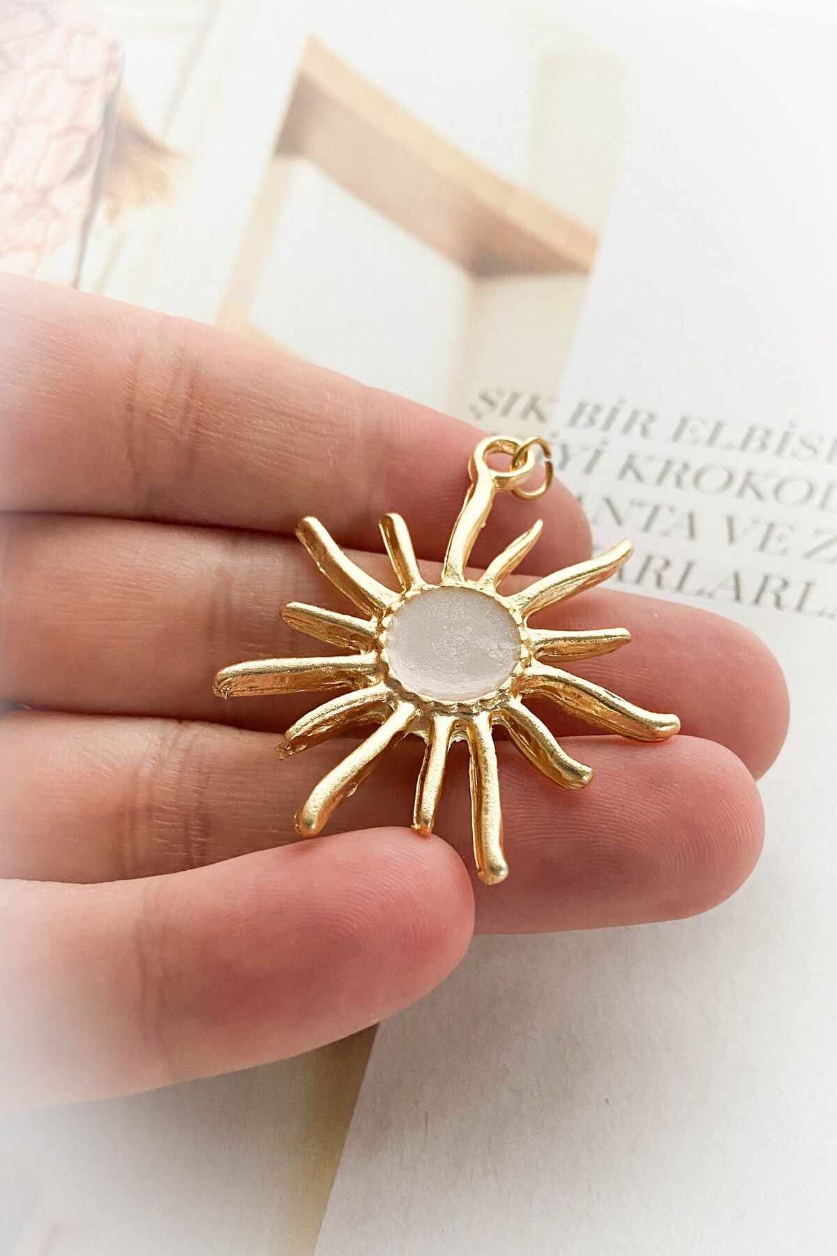 Altın Kaplama Mineli Güneş Model Kolye Ucu 4 Farklı Renk Seçeneği