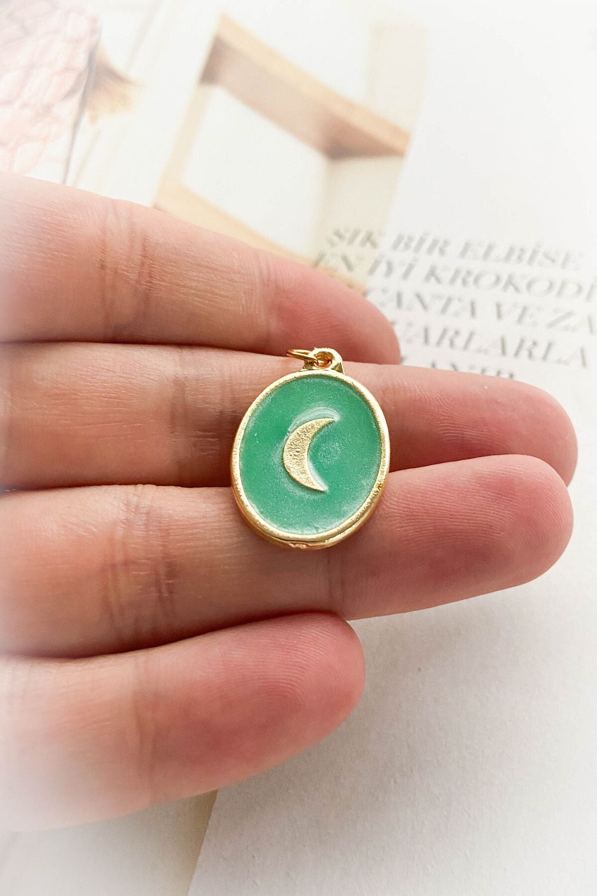 Altın Kaplama Mineli Madalyon Model Ay Figürlü Kolye Ucu