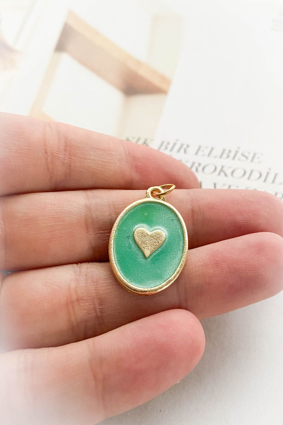 Altın Kaplama Mineli Madalyon Model Kalp Figürlü Kolye Ucu 4 Farklı Renk Seçeneği