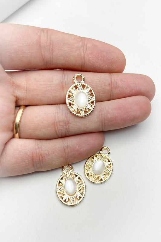 Beyaz Doğal Taşlı Oval Etnik Desenli Kolye Ucu, Altın Kaplama Kolye Ucu