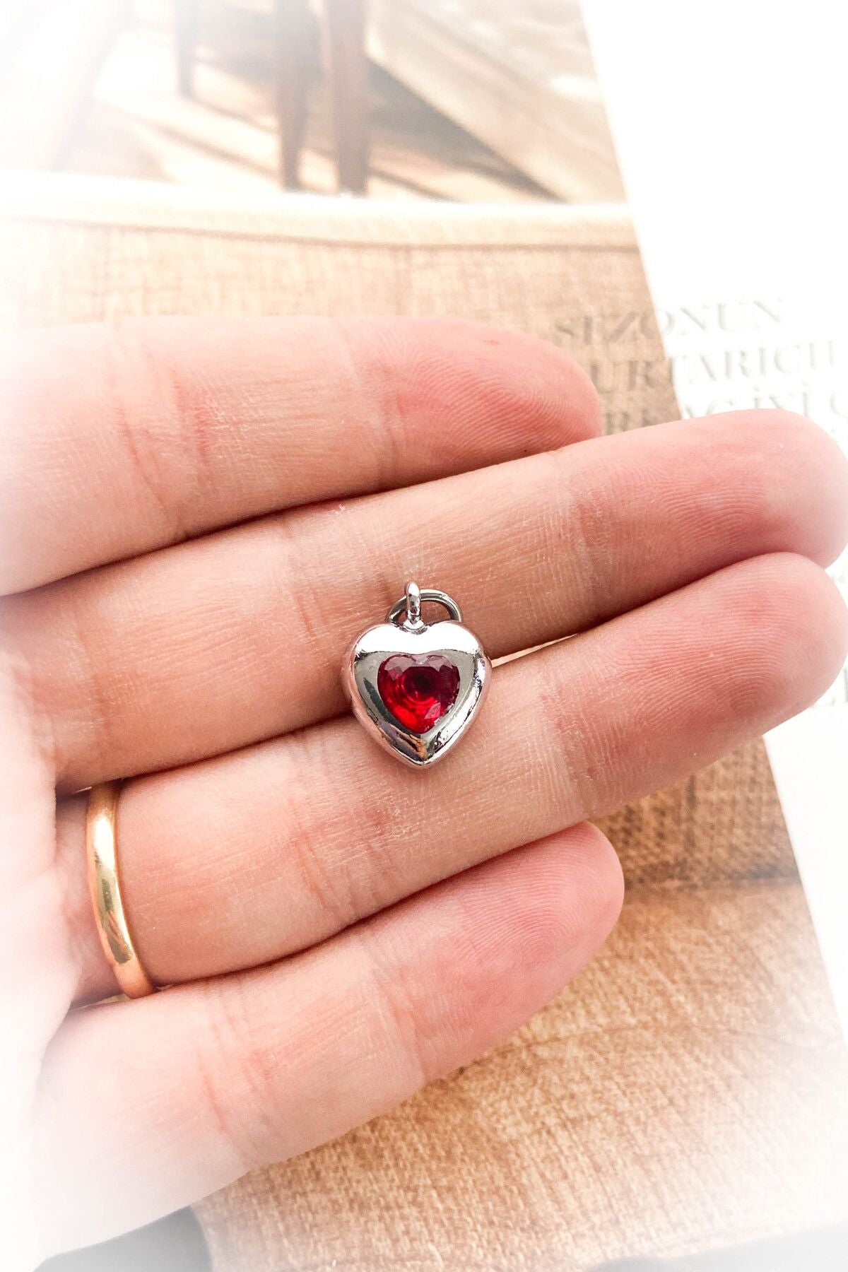 Rodyum Kaplama Kırmızı Taşlı Kalp Kolye Ucu