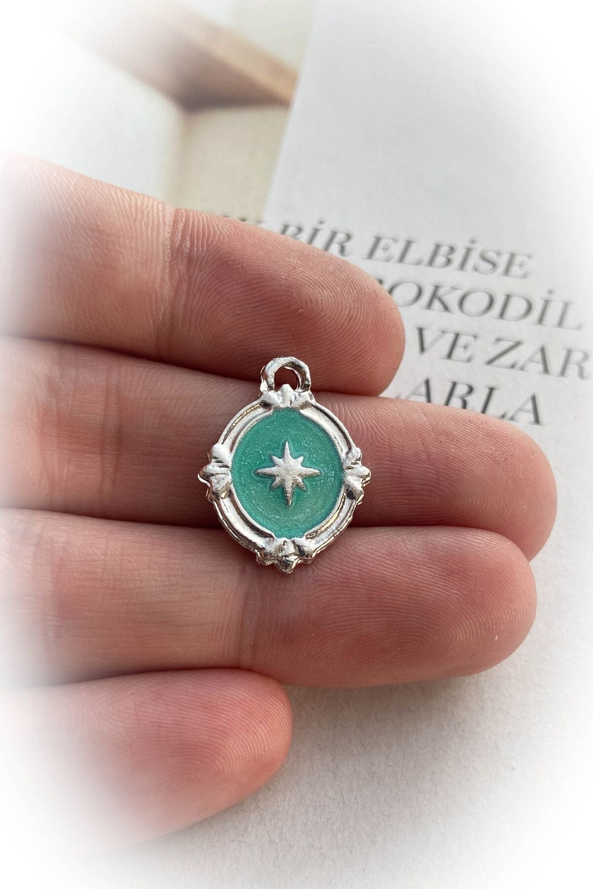 Mineli Elips Kuzey Yıldızı Kolye Ucu / Yeşil / Rodyum Kaplama