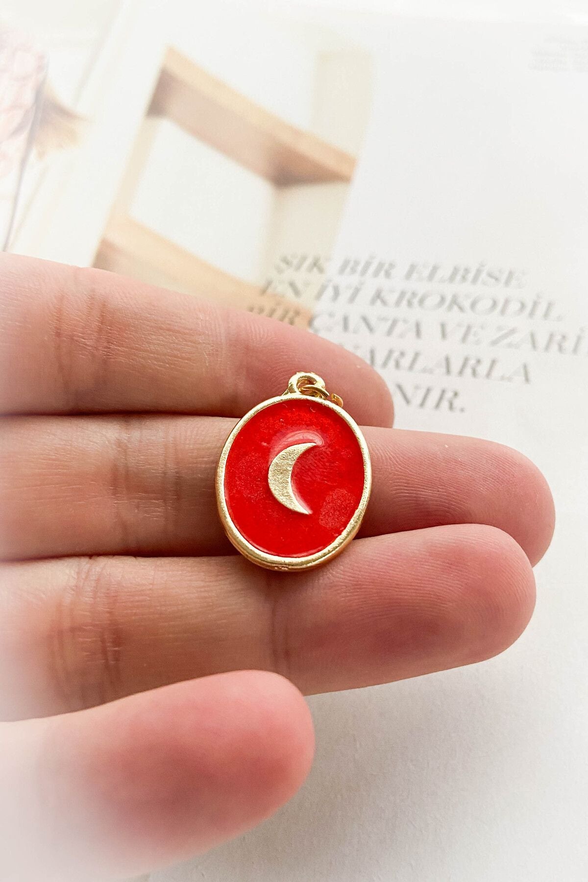 Altın Kaplama Mineli Madalyon Model Ay Figürlü Kolye Ucu 4 Farklı Renk Seçeneği