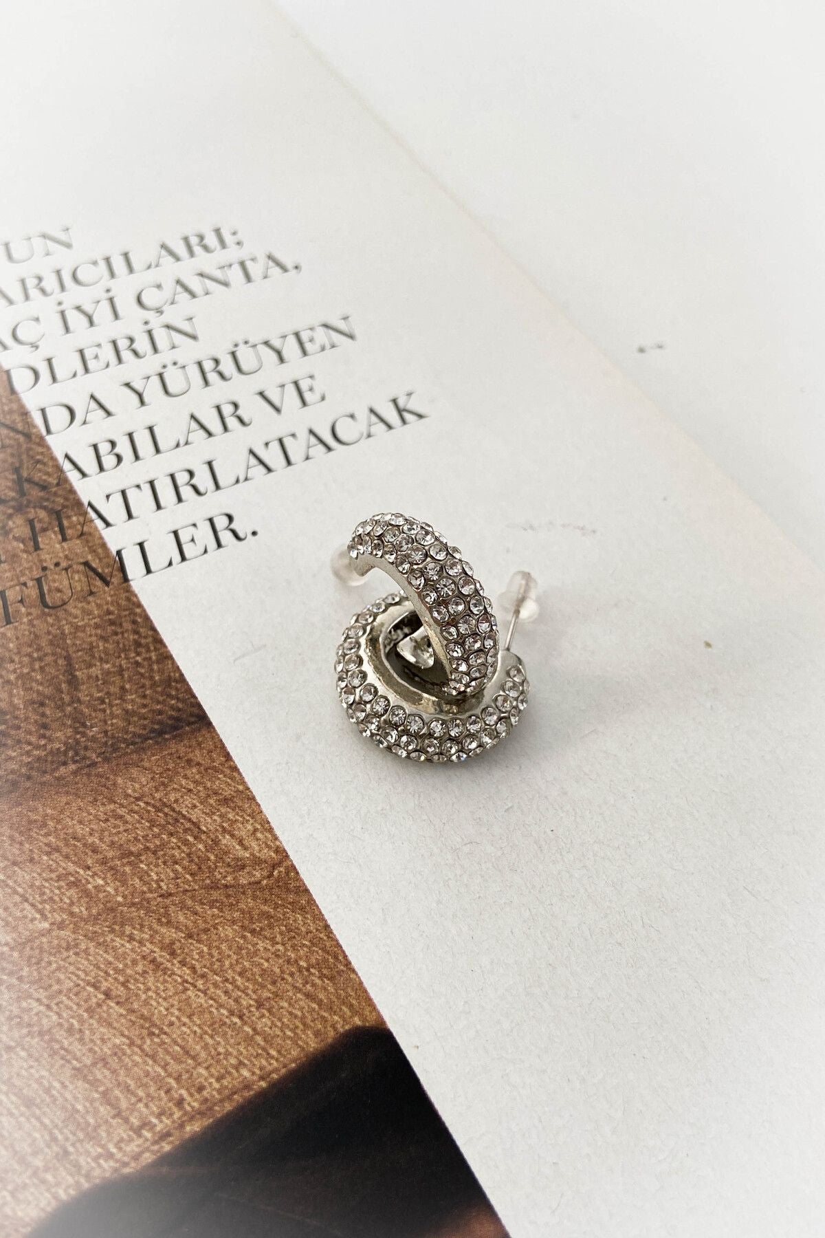 Rodyum Kaplama Taşlı Yarım Halka Küpe