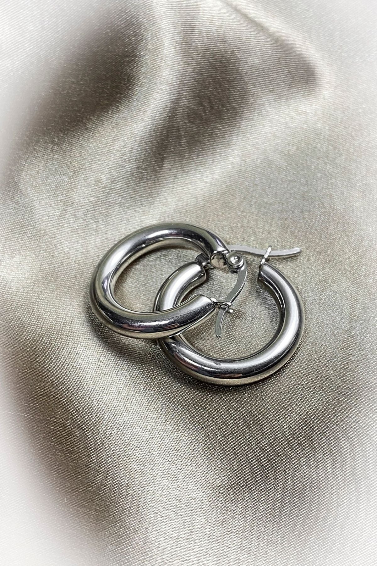 Çelik Kararmaz - 2 Adet Premium Bombeli Halka Küpe Oval Gold Altın Kalın Küpe Kadın zincironline