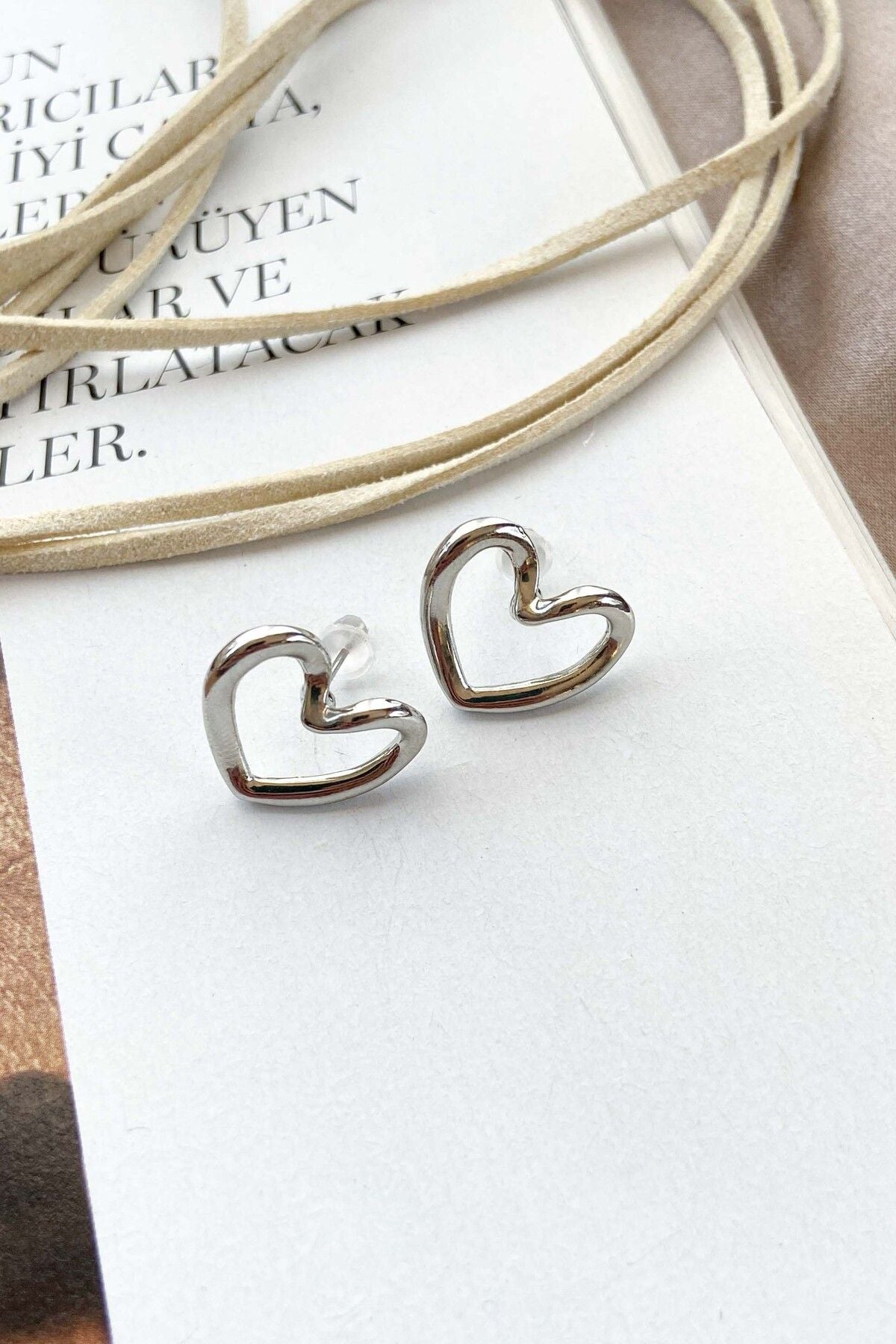 İçi Boş Kalpli Küpe 2 Farklı Renk Seçeneği