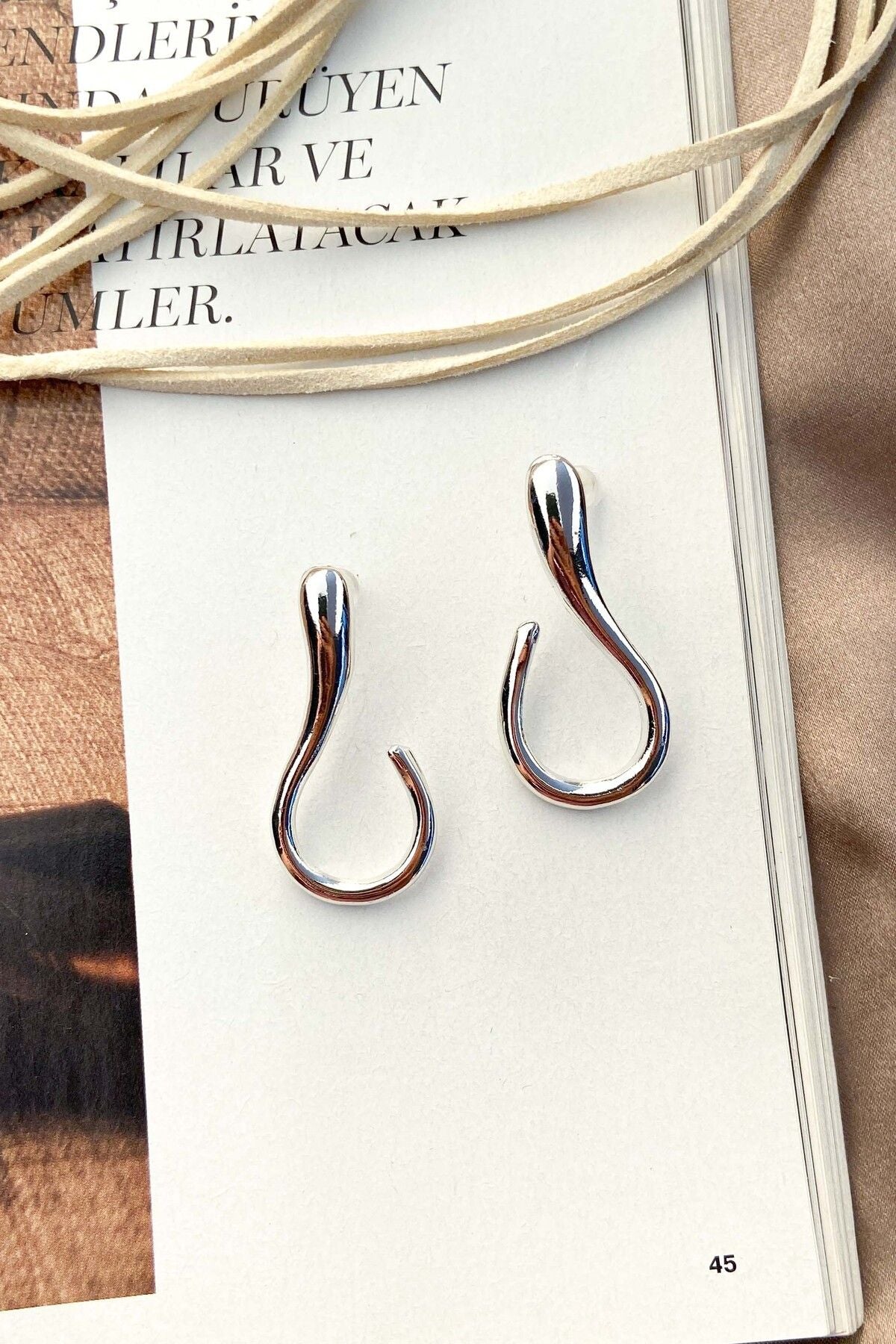Sallantılı Kanca Model Küpe