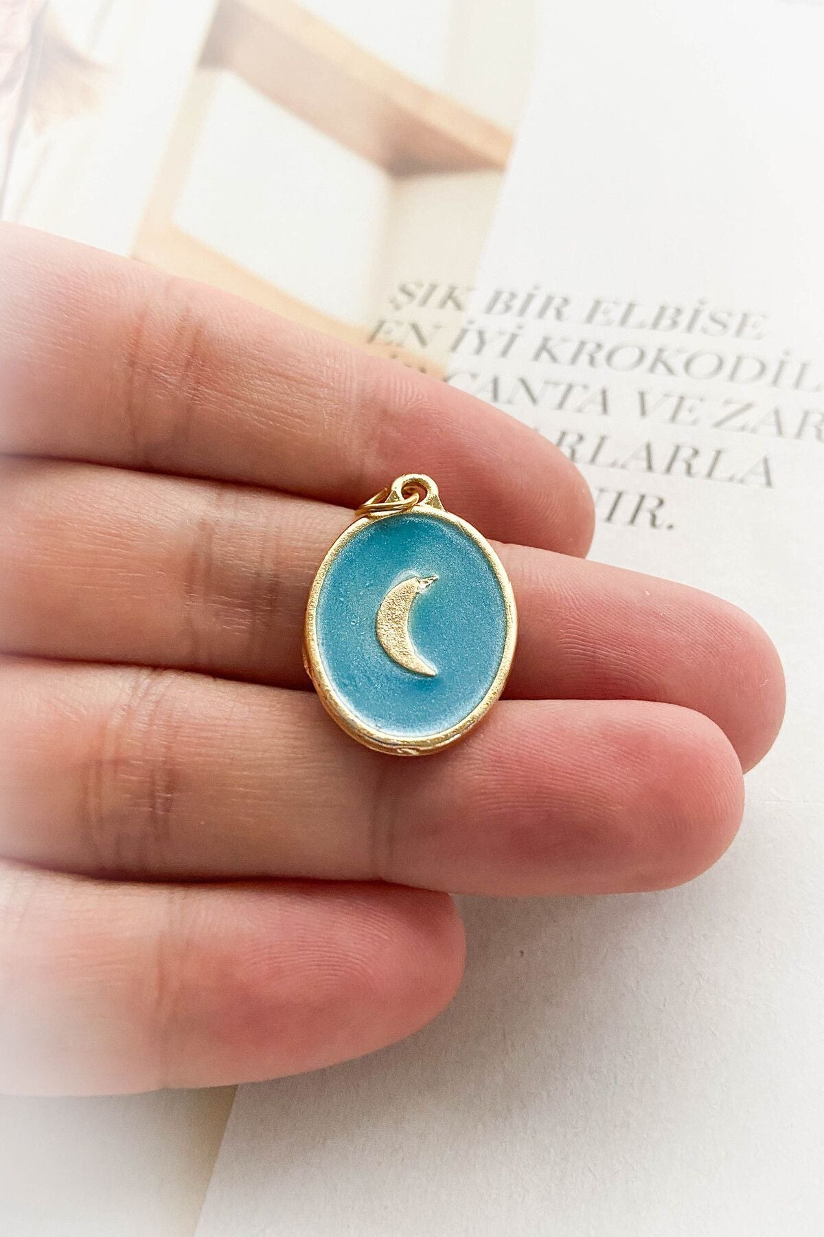 Altın Kaplama Mineli Madalyon Model Ay Figürlü Kolye Ucu