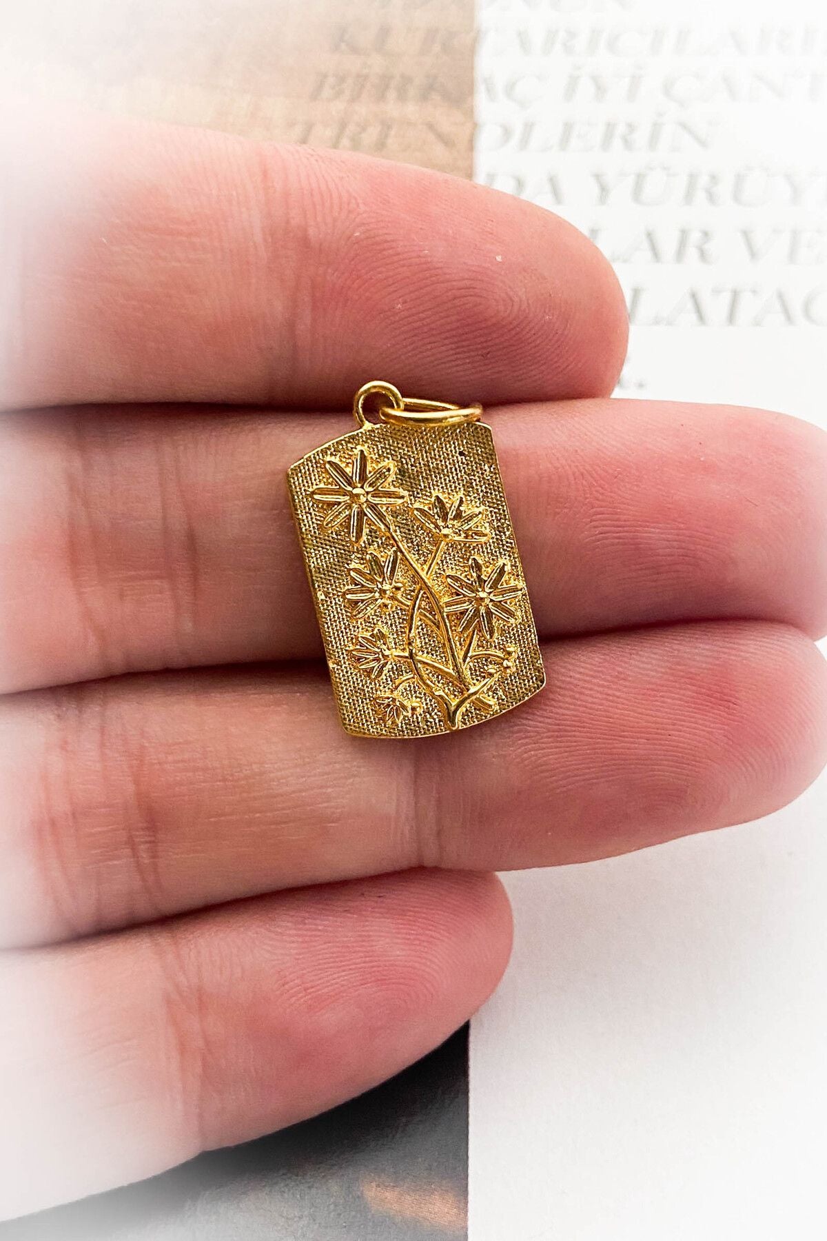 Geometrik Çiçek Kabartmalı Altın Kaplama Kolye Ucu 5 Farklı Çiçek Seçeneği