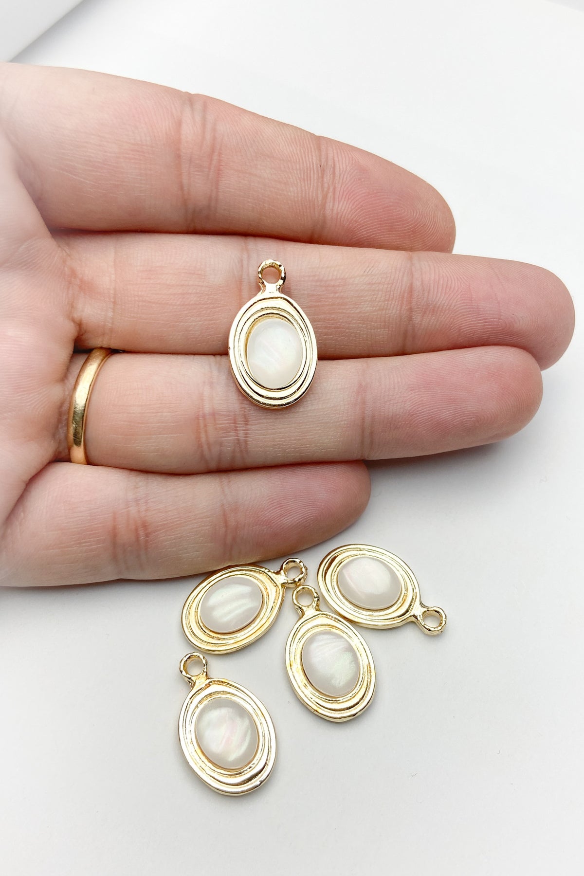 Beyaz Doğal Taşlı Oval Kolye Ucu, Altın Kaplama Kolye Ucu