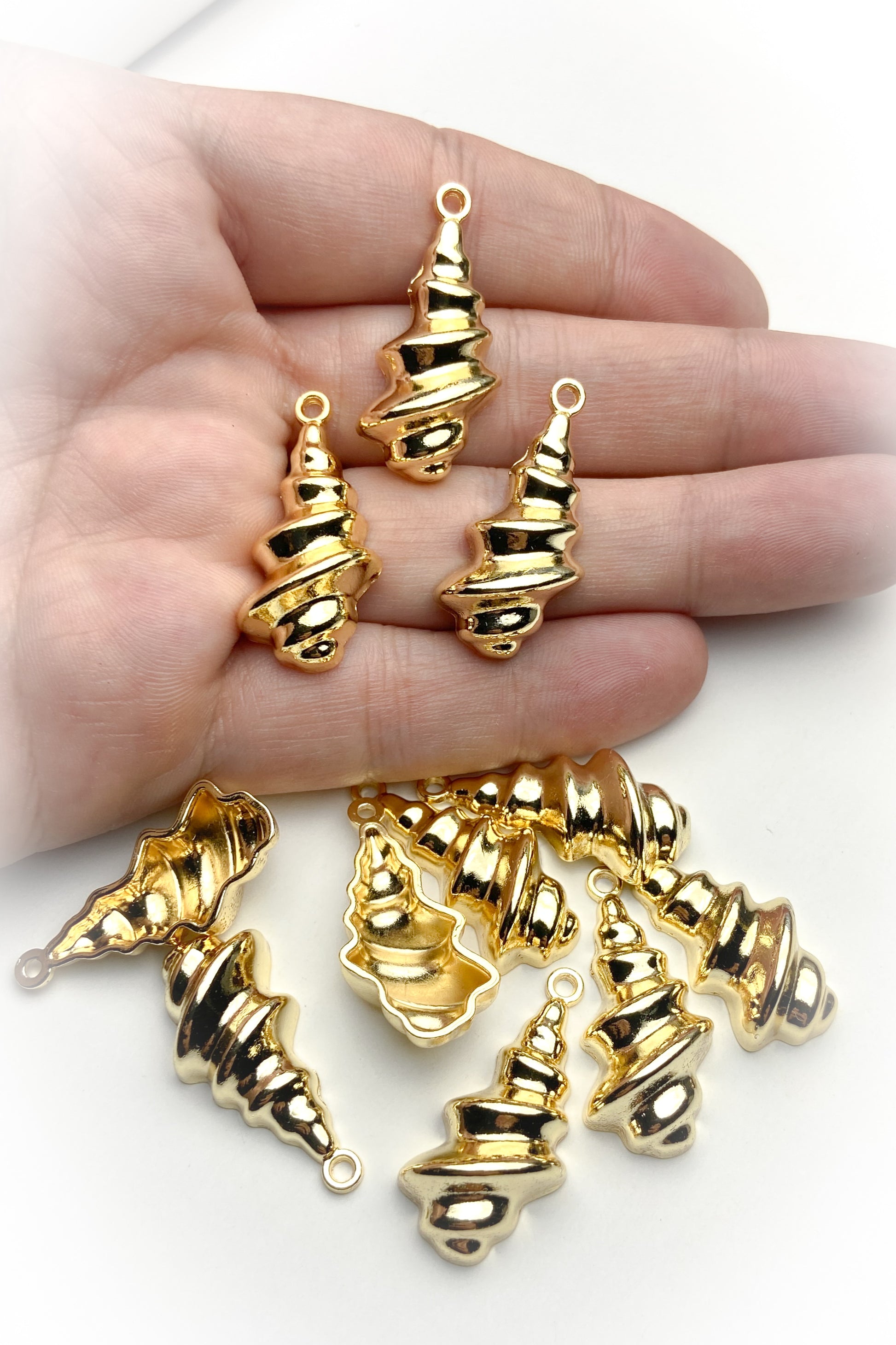 Gold Renk Kabuk Form Kolye Ucu